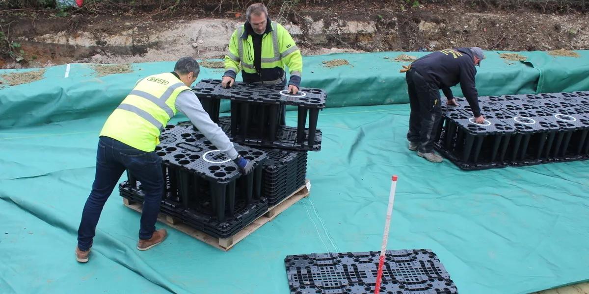 Met de verschillende infiltratieoplossingen van Wavin worden de risico's van wateroverlast tot een minimum beperkt. <span>De infiltratiekratten zijn omwikkeld met geotextiel. Dit geotextiel is dermate poreus dat water wel langzaam weg kan. Vuil en zand kan er niet door</span><span>dringen. Zo kan het regenwater lokaal geïnfiltreerd worden. Dit ontlast het riool en bovendien kunnen we grondwaterstanden op peil te houden.</span>