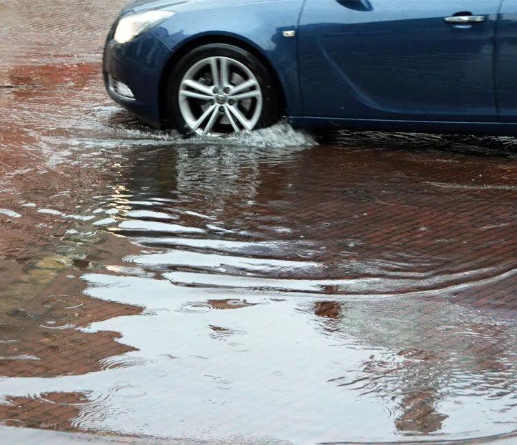 Strada allagata per precipitazioni meteoriche