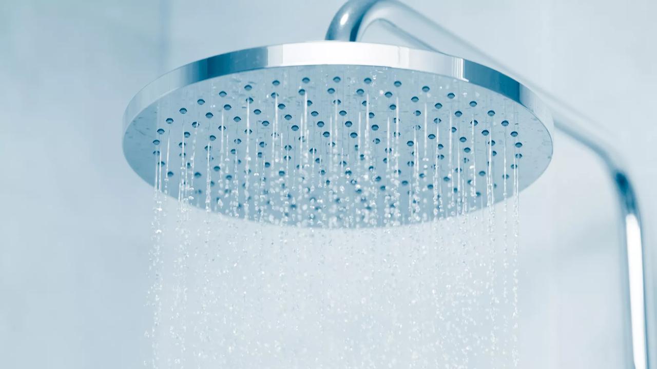 Rain water falling type shower head with blue clean tone