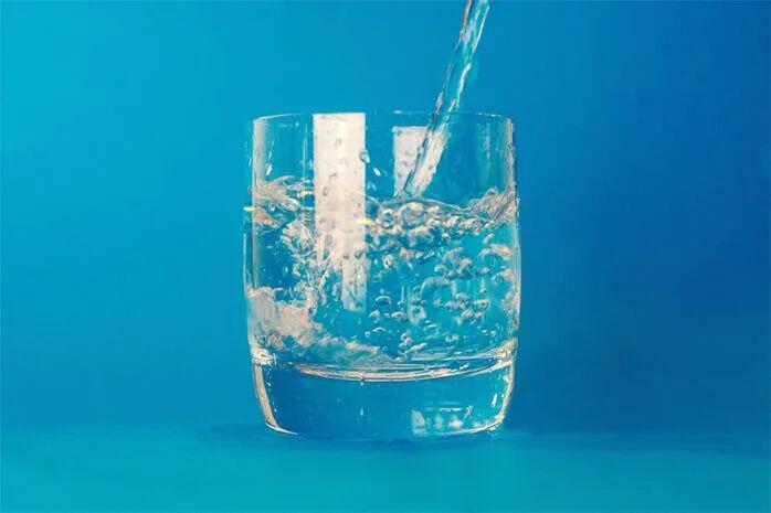 Eau potable un droit fondamental ou un luxe - Verre