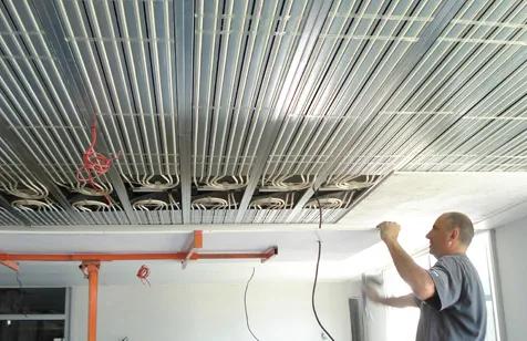 Un plafond à parement plâtre CD-4 été-hiver pour un plateau de bureaux