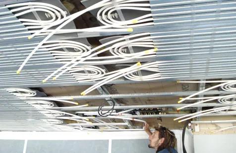 Un plafond à parement plâtre CD-4 été-hiver pour un plateau de bureaux